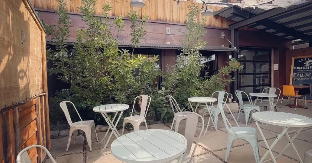 Momo Lolo Coffee Shop